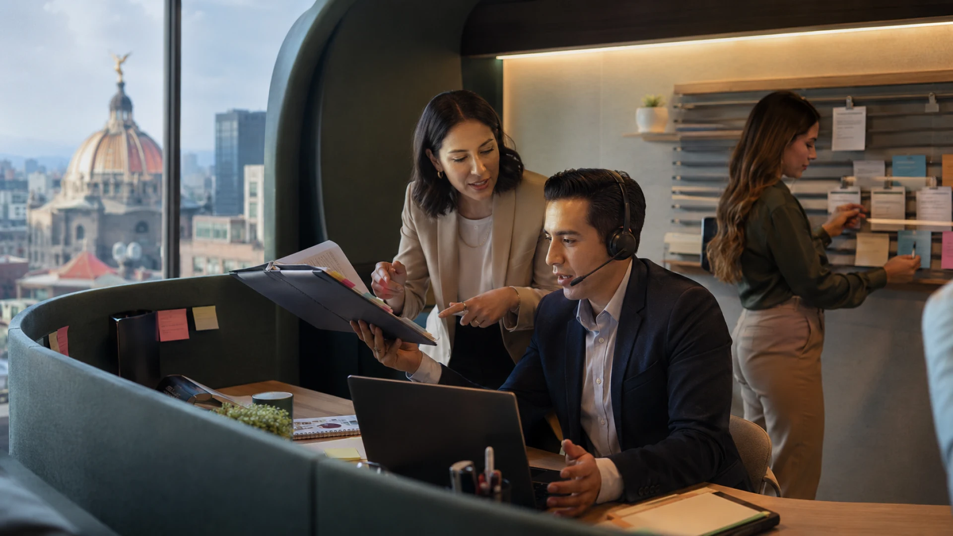Sales enablement para equipos consultivos en Colombia: cómo alinear mensajes, proceso y seguimiento comercial