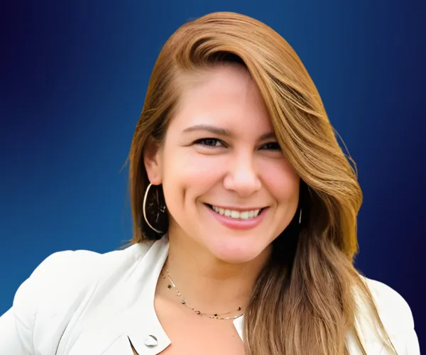 Linda De La Torre — Conferencista de Estrategia