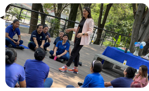 Natalia Echeverri Henao guiando un taller con un equipo.