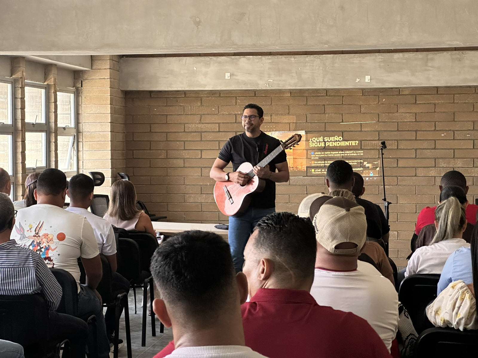Ronald Castro utilizando una guitarra durante una sesión