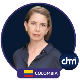 Retrato de Nina Valderrama con el logotipo de Charlas Motivacionales Latinoamérica y la bandera de Colombia.