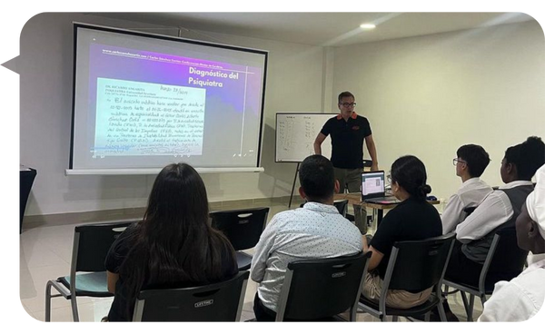 Carlos Sánchez Ortiz impartiendo una conferencia sobre el diagnóstico psiquiátrico y la superación de adicciones.