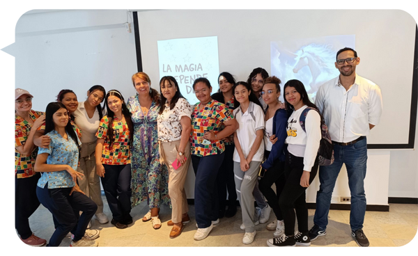 María del Pilar Pinzón Rueda posando con un grupo de estudiantes durante una conferencia sobre la magia de pensar en grande.