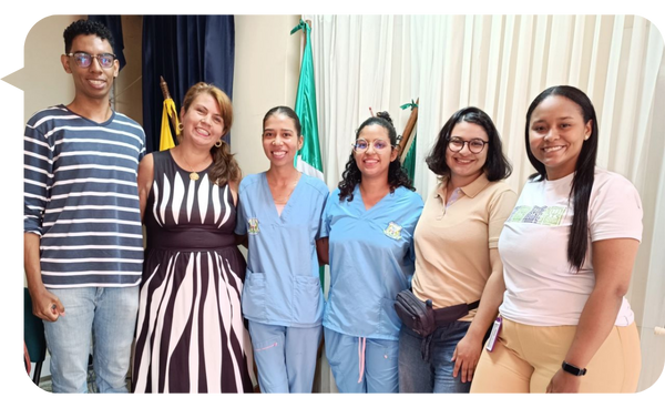 María del Pilar Pinzón Rueda posando con un grupo de estudiantes y profesionales de la salud.