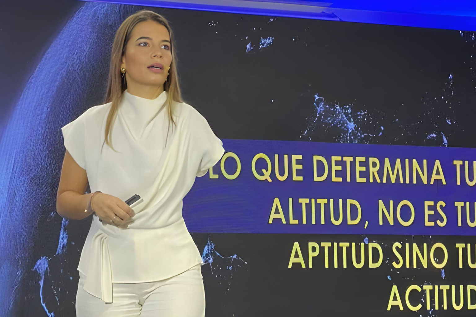 Emily Clavel dictando una conferencia en Colombia sobre actitud y neurociencia aplicada