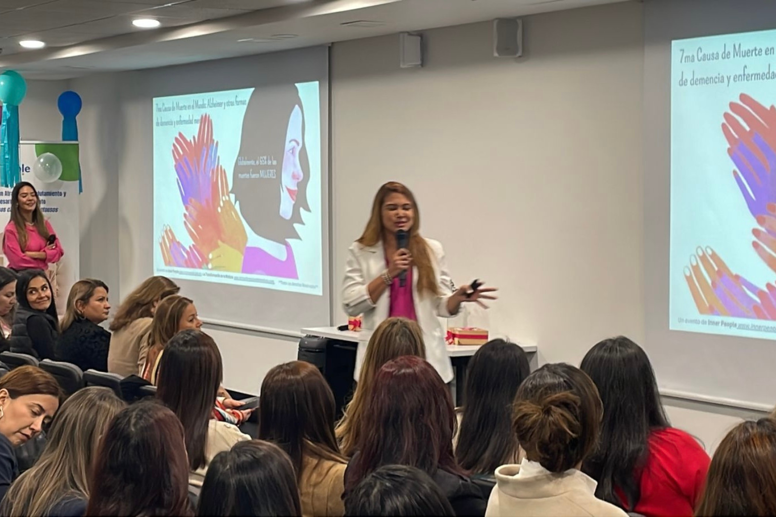Linda De La Torre participando en un evento sobre salud mental y liderazgo
