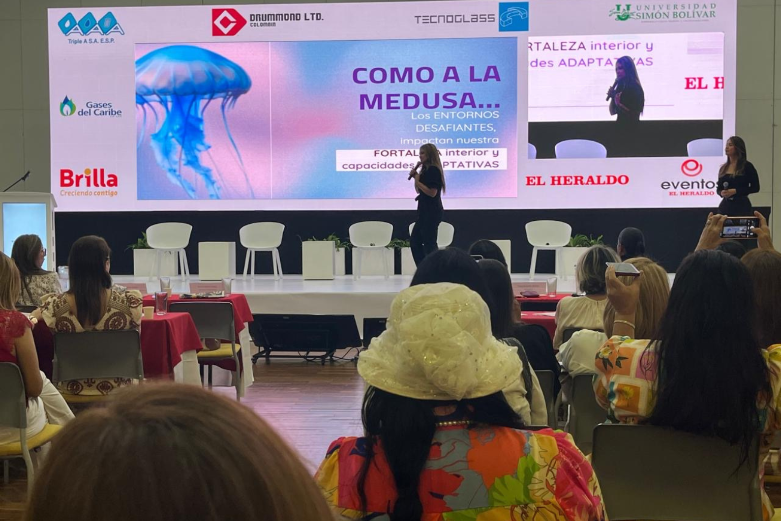 Linda De La Torre dictando una conferencia sobre resiliencia organizacional