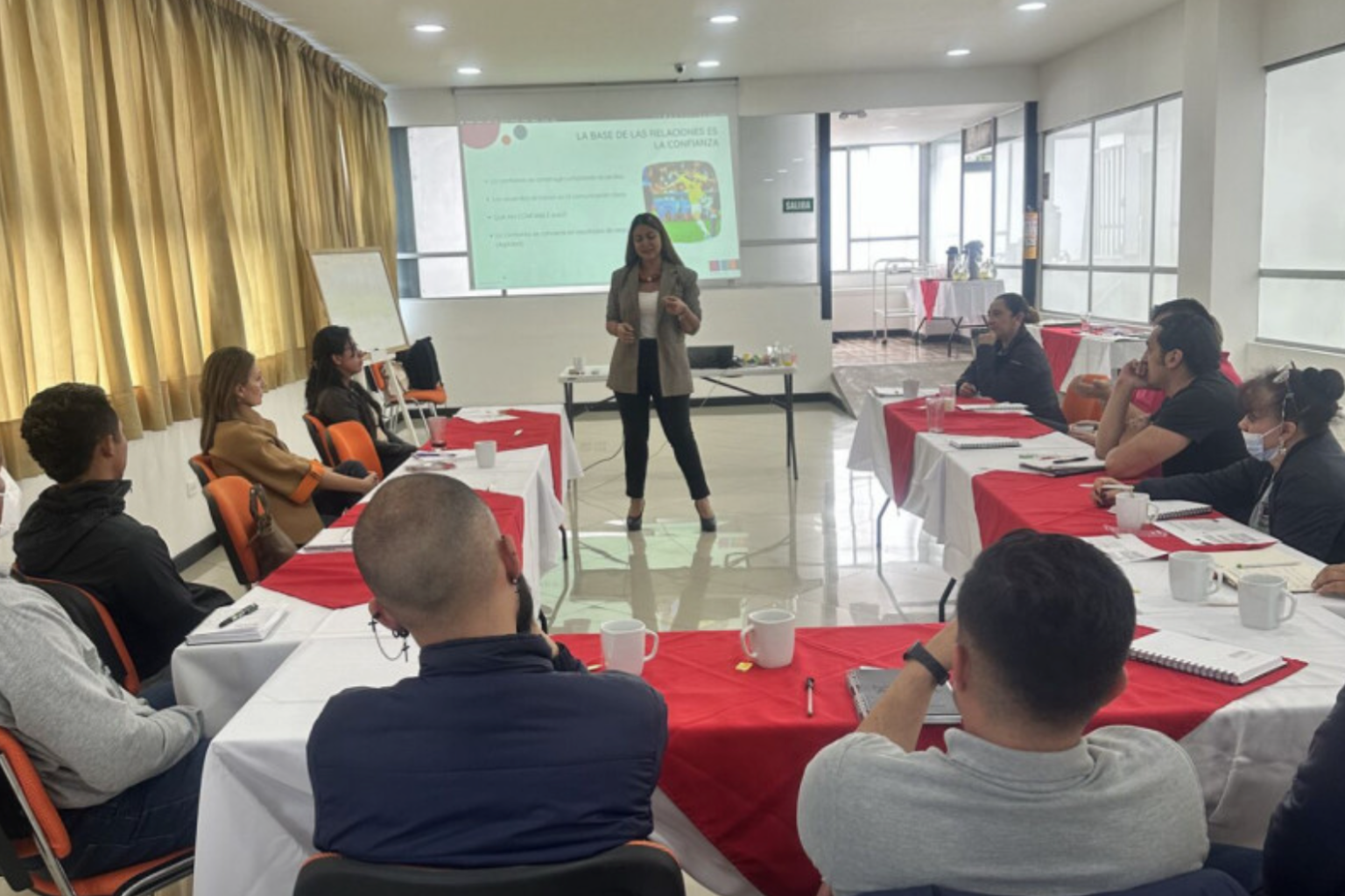 Linda De La Torre facilitando una sesión de formación organizacional