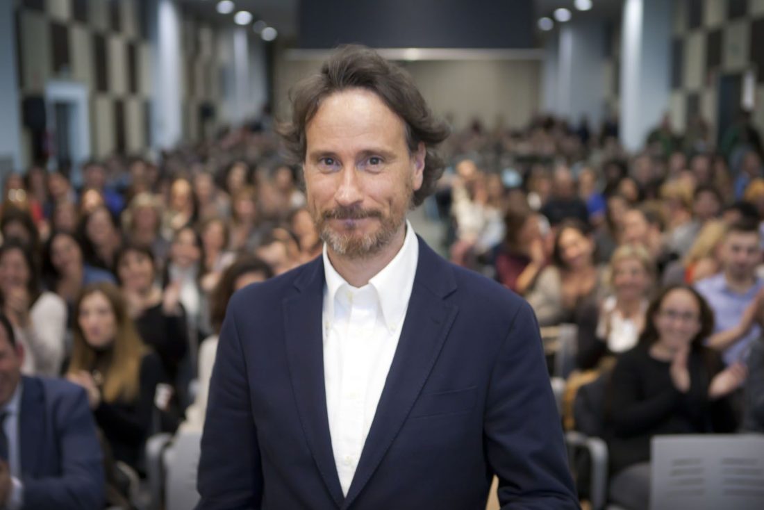 Conferencista internacional Víctor Küppers dictando una conferencia empresarial en Colombia