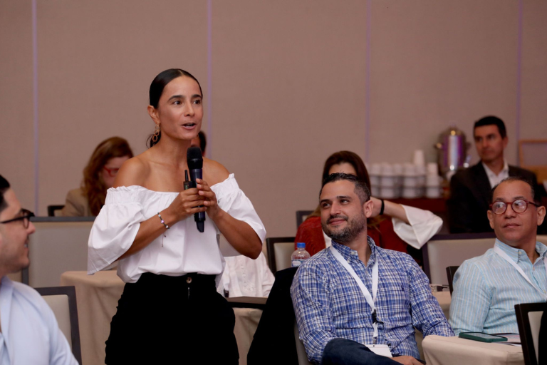 Ana María Giraldo impartiendo una conferencia empresarial en Colombia