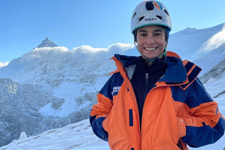 Ana María Giraldo conectando con equipos empresariales durante una conferencia en Colombia