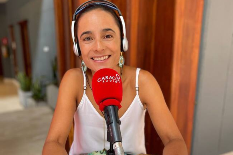 Ana María Giraldo durante una charla motivacional para empresas en Colombia