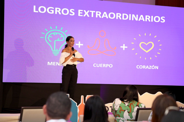 Ana María Giraldo interactuando con el público en una conferencia corporativa