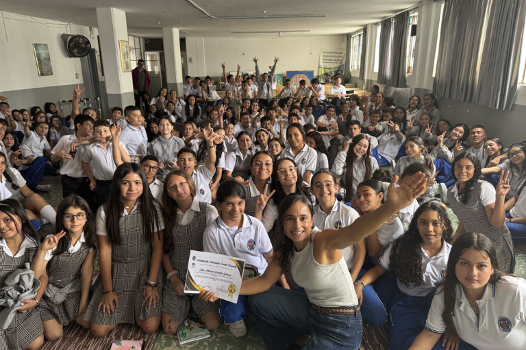 Escenario empresarial con Ana María Giraldo compartiendo su experiencia de liderazgo