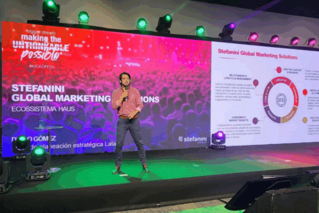 Diego Gómez Villalobos en escenario real en Colombia hablando de liderazgo consciente y propósito