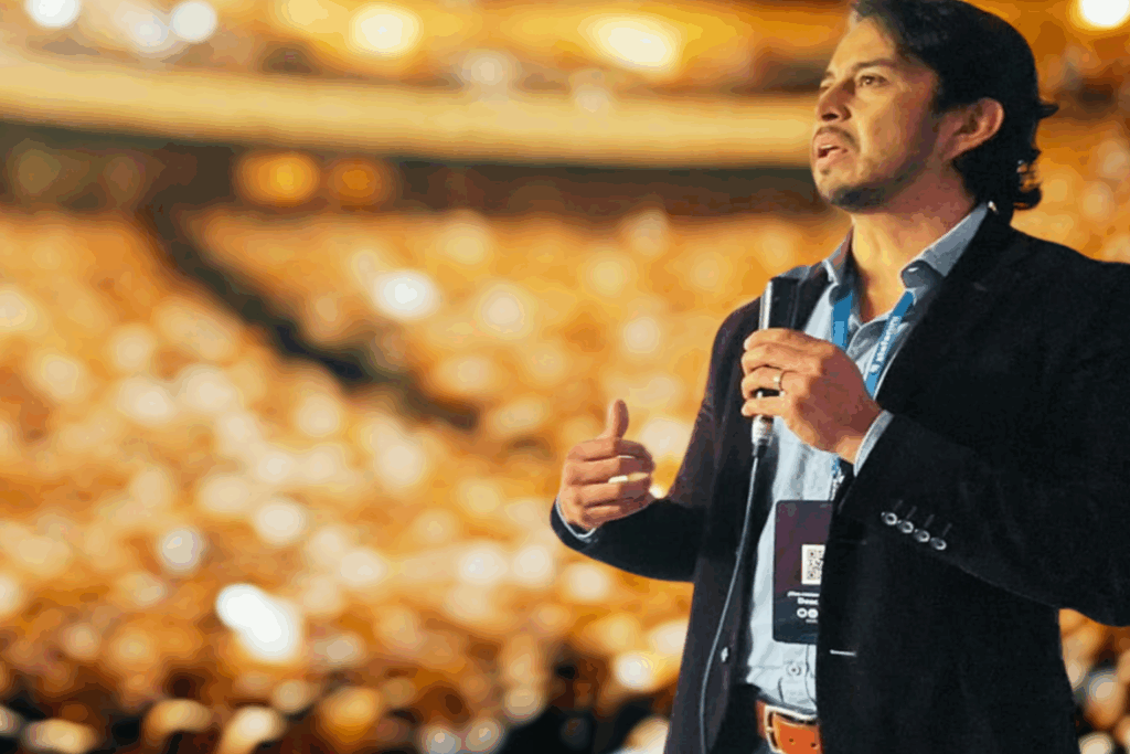 Diego Gómez Villalobos dictando una conferencia en Colombia sobre Humanidad Digital y bienestar