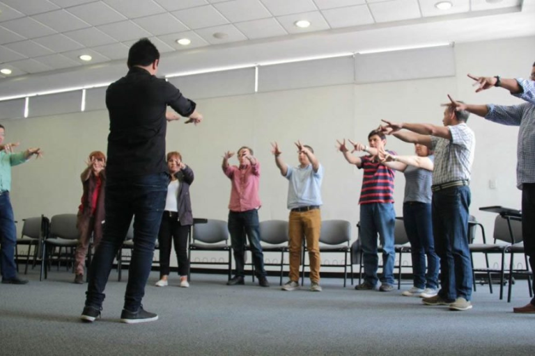 Show corporativo de Germán Arciniegas integrando magia, humor y comunicación estratégica