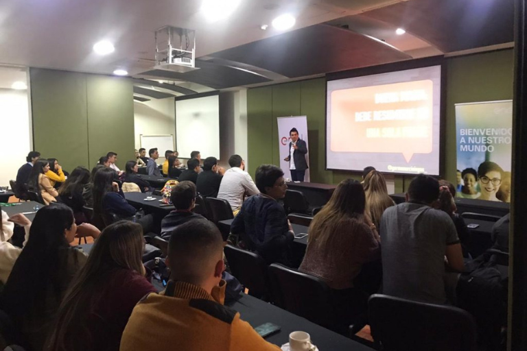 Germán Arciniegas durante una conferencia empresarial interactiva en Colombia