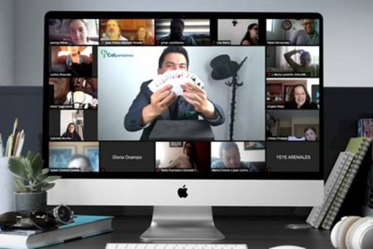 Germán Arciniegas realizando magia corporativa para equipos empresariales