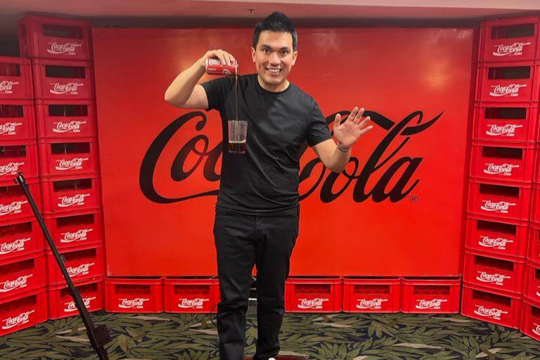 Germán Arciniegas interactuando con el público en una conferencia corporativa