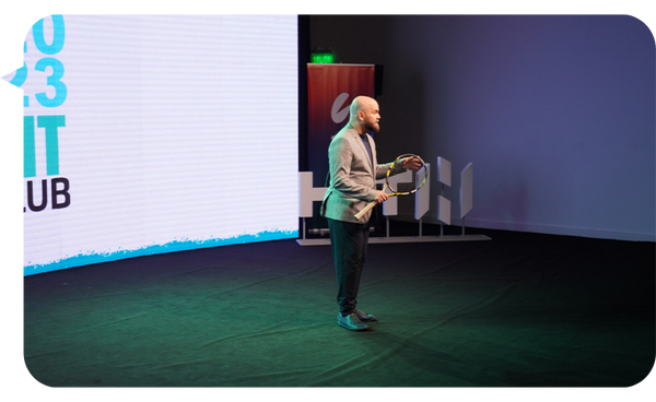 Alejandro Lanuque en un escenario corporativo compartiendo ideas sobre innovación aplicada y power skills