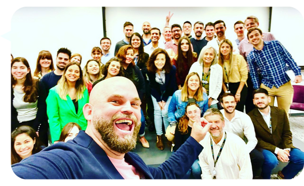 Alejandro Lanuque en un evento empresarial trabajando con equipos y líderes organizacionales
