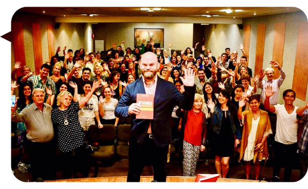 Alejandro Lanuque brindando una conferencia corporativa sobre innovación y liderazgo en Argentina