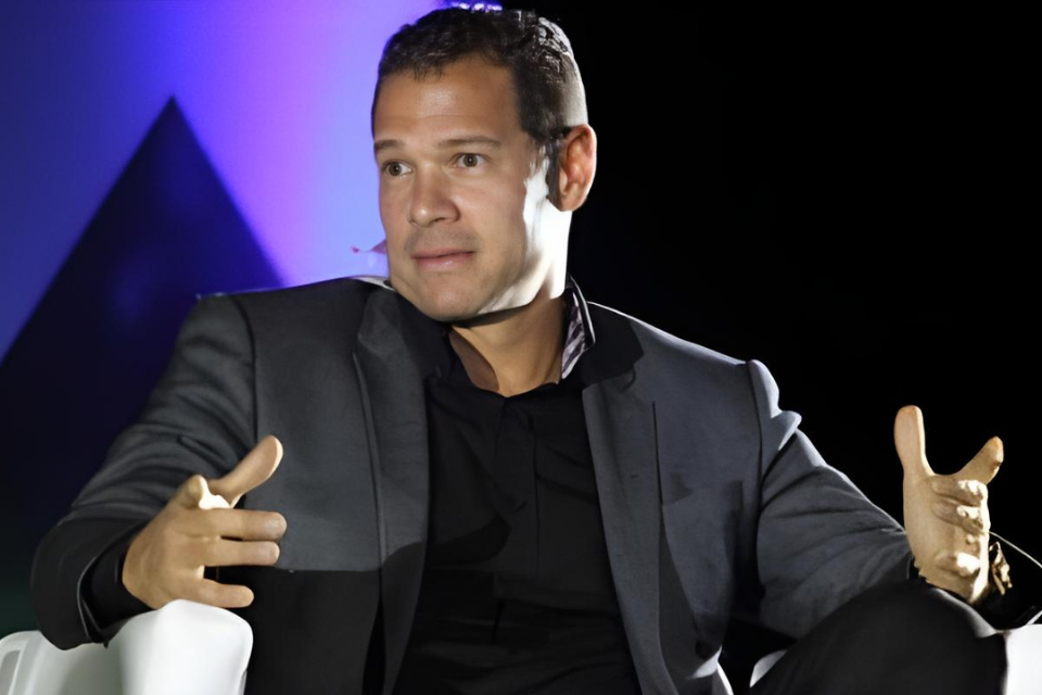 Óscar Córdoba impartiendo una conferencia empresarial sobre liderazgo en Colombia