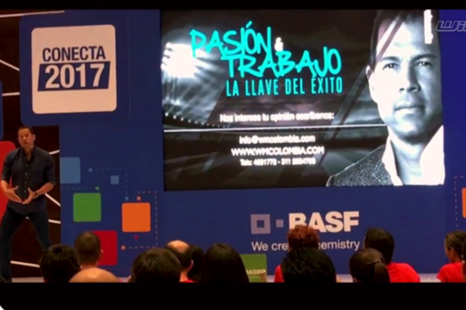 Óscar Córdoba compartiendo experiencias de alto rendimiento con equipos empresariales en Colombia