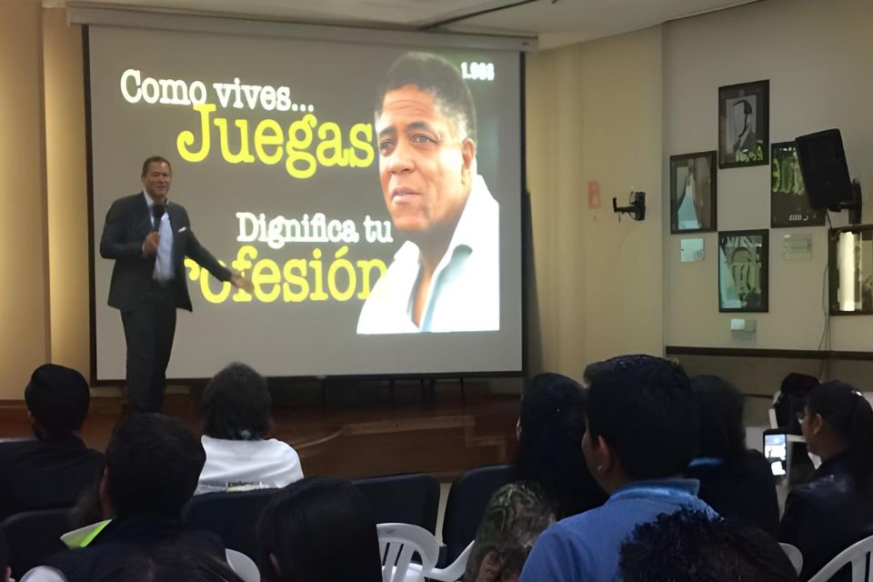 Óscar Córdoba en conferencia corporativa sobre trabajo en equipo y mentalidad ganadora