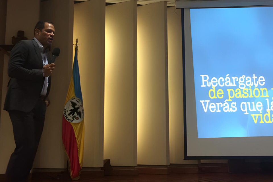 Óscar Córdoba durante una charla motivacional para empresas en Colombia