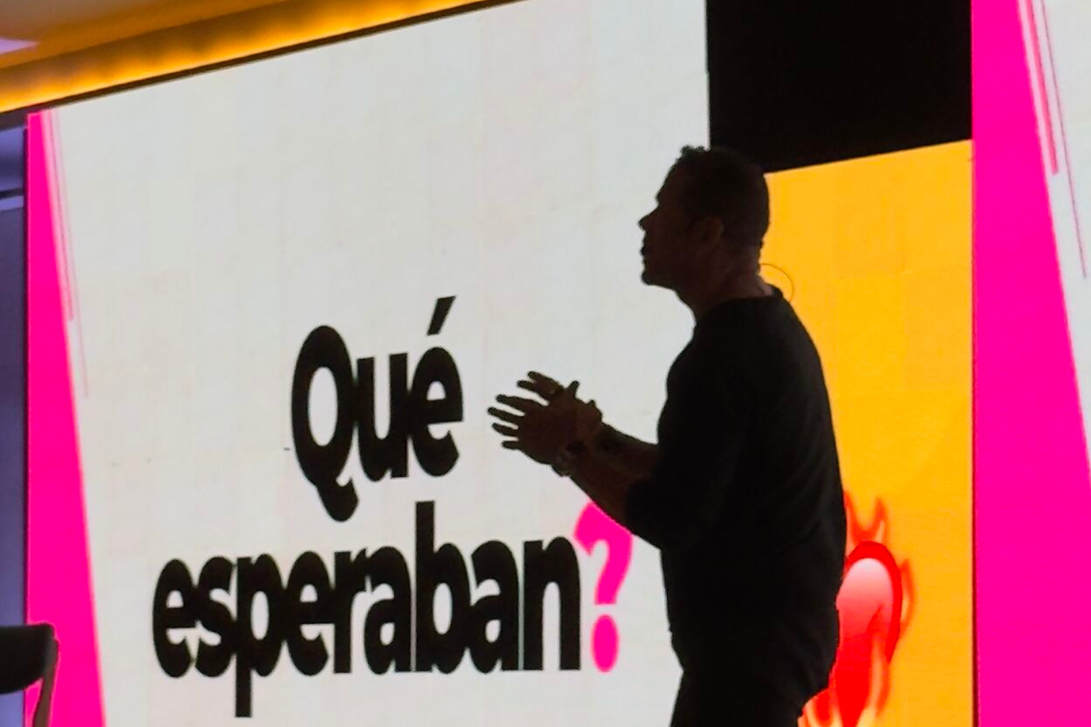 Óscar Córdoba interactuando con líderes empresariales en un evento corporativo