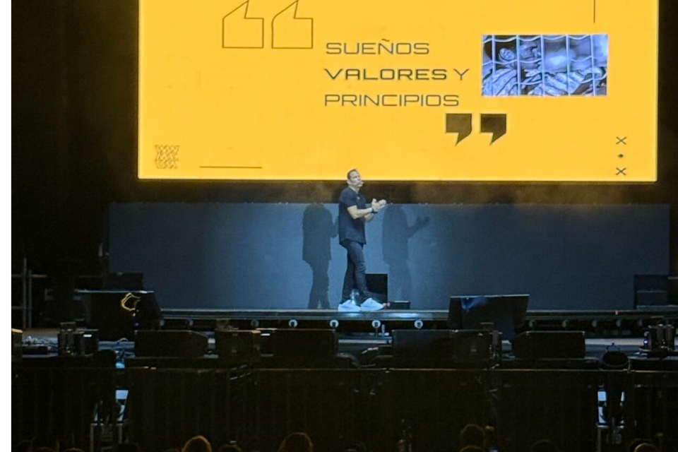 Óscar Córdoba dictando conferencia de alto rendimiento para equipos de trabajo en Colombia